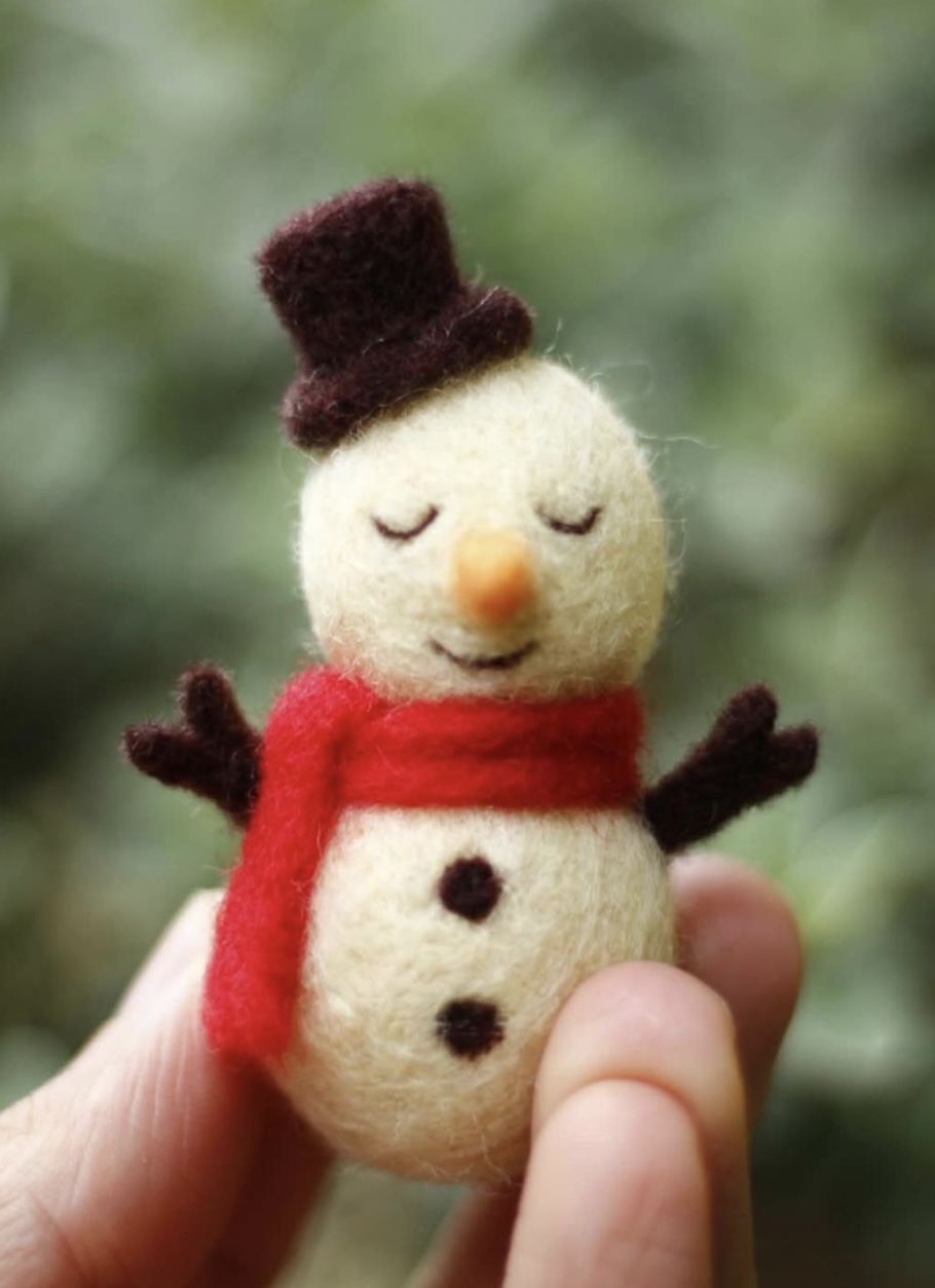 Boneco de neve em lã feltrada, com cartola e cachecol vermelho